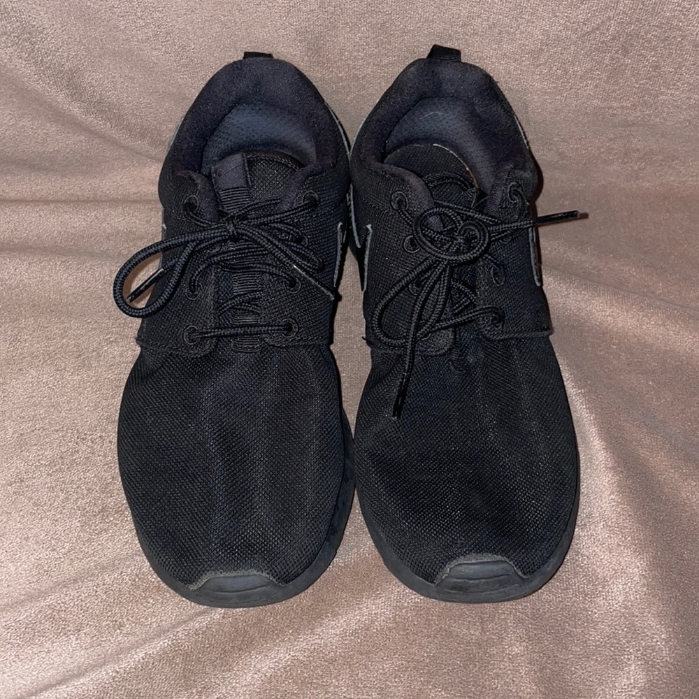 Nike Roshe One Black Sneakers Size 5.5 youth or women’s 6.5